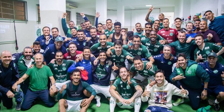 Atletas do Guarani comemoram muito a vitória sobre o Londrina, a quarta consecutiva no Campeonato Brasileiro da Série B de 2022 Foto: Thomaz Marostegan/Guarani FC