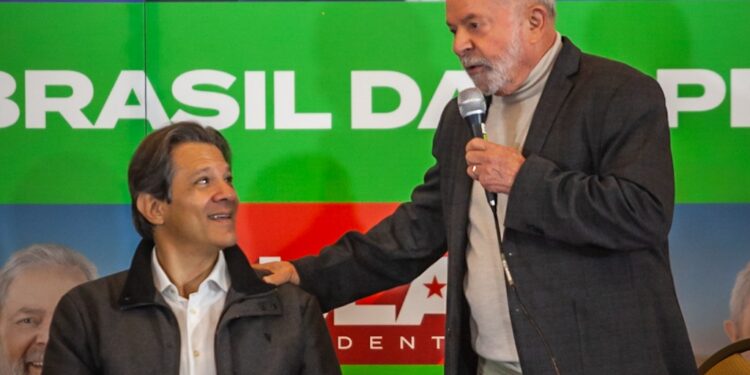 Lula com Haddad durante evento do primeiro turno: em Campinas no sábado pela manhã, com comício no Largo do Rosário Foto: Divulgação