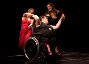 Keyla Ferrari (à direita) durante apresentação de dança com cadeirante: educação inclusiva por meio da arte Fotos: Arquivo pessoal