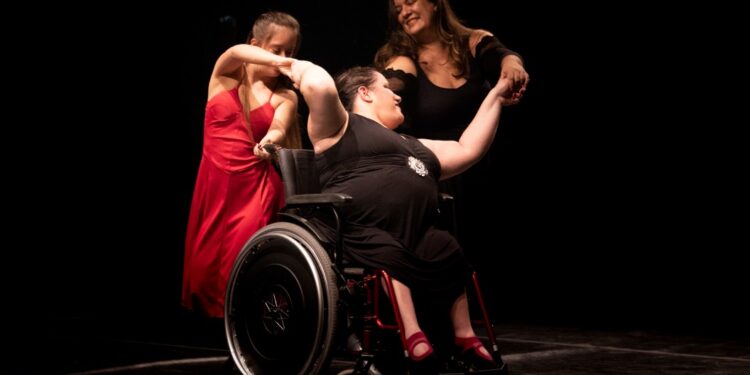 Keyla Ferrari (à direita) durante apresentação de dança com cadeirante: educação inclusiva por meio da arte Fotos: Arquivo pessoal