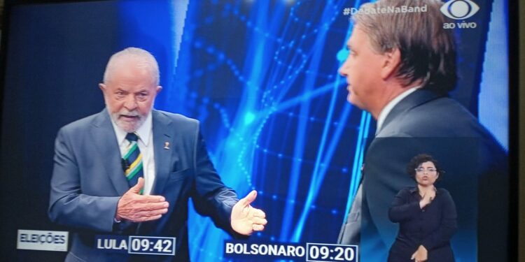 Lula e Bolsonaro nos estúdios da Band: petista estava assertivo e contundente e Bolsonaro estava apagado e sem iniciativa Foto: Reprodução/TV