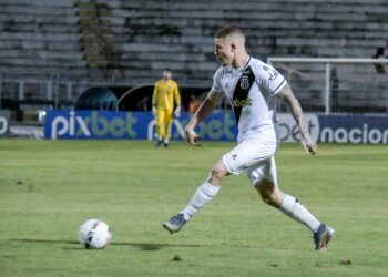 Expulso contra o CSA, Léo Naldi não poderá atuar na partida diante do Criciúma. Fotos: Ponte Press/Álvaro Jr.