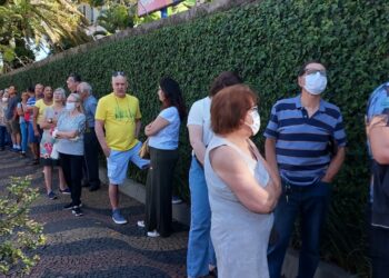 Eleitores esperam para votar no Colégio Dom Barreto, em Campinas. Foto: Leandro Ferreira/Hora Campinas