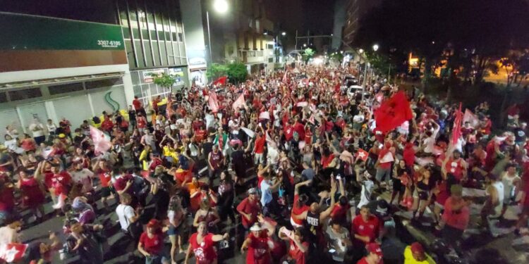 Comemoração da vitória apertada de Lula nas eleições. Foto: Leandro Ferreira/Hora Campinas