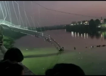 Autoridades estimam que havia mais de 150 pessoas na ponte no momento da queda. Foto: Reprodução