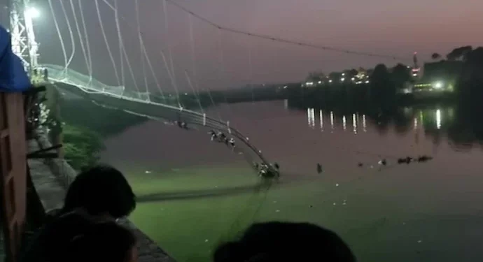 Autoridades estimam que havia mais de 150 pessoas na ponte no momento da queda. Foto: Reprodução