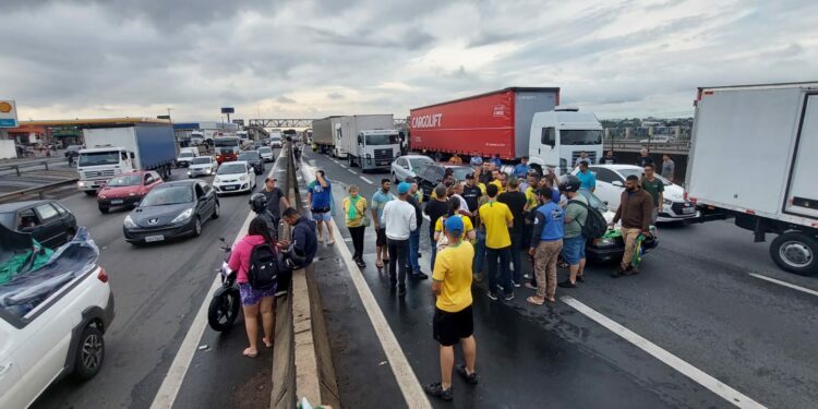 Manifestantes bloqueio Rodovia Anhanguera na altura do quilômetros 104, em Sumaré. Fotos: Leandro Ferreira/Hora Campinas