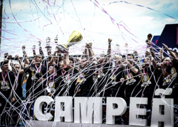 Jogadores celebram a conquista em Marília: wsta é a segunda vez que o XV é campeão da Copa Paulista - a última vez foi em 2016 Foto: XV de Piracicaba/site oficial/Divulgação