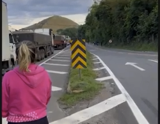 Caminhoneiros pró-Bolsonaro bloqueiam estradas após vitória de Lula