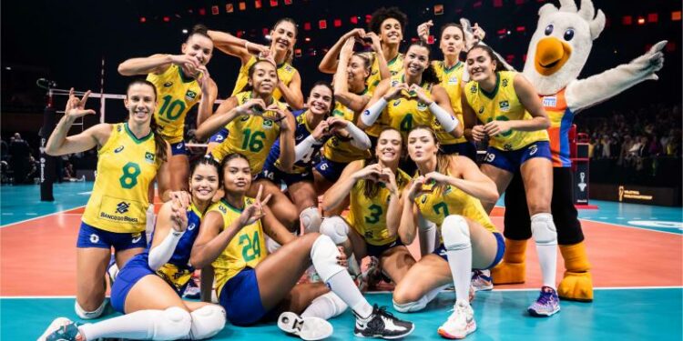 A renovada equipe brasileira comemora a vitória sobre a Itália, na semifinal. Foto: CBV/Divulgação