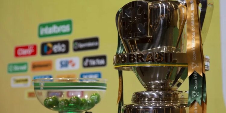 A Copa do Brasil desta temporada ficará com Corinthians ou Flamengo, que fazem nesta quarta-feira (19) o duelo final Foto: Lucas Figueiredo/CBF
