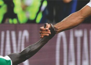 Imagem icônica do Mundial de 2018: o aperto de mão de dois jogadores – um negro e um branco -, reforçando o combate ao racismo e a solidariedade nos jogos Foto: Rodrigo Villalba/Divulgação
