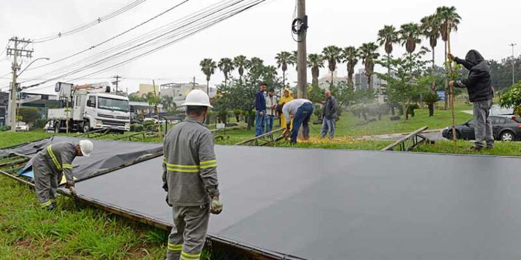 Funcionários trabalham na remoção de estruturas irregulares na região do Alphaville Foto: Eduardo Lopes/Divulgação