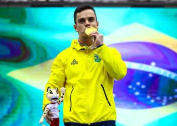 Caio Souza, da ginástica, com a medalha de ouro: País lidera o quadro de medalhas pela terceira vez e retoma hegemonia esportiva dos Jogos Sul-americanos Foto: Miriam Jeske/COB/Divulgação