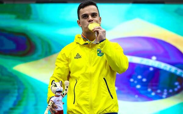 Caio Souza, da ginástica, com a medalha de ouro: País lidera o quadro de medalhas pela terceira vez e retoma hegemonia esportiva dos Jogos Sul-americanos Foto: Miriam Jeske/COB/Divulgação