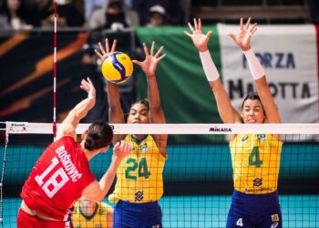 Lance do duelo na tarde deste sábado: brasileiras não repetiram o bom desempenho das fases anteriores e foram atropeladas pelas rivais Foto: FIBV/Divulgação