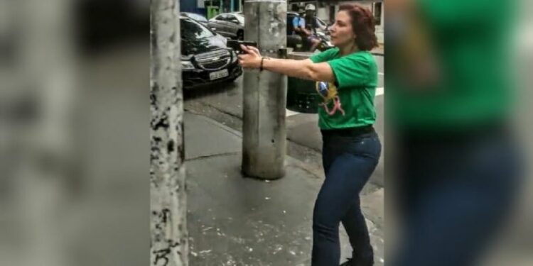 Carla Zambelli será investigada por possível crime eleitoral