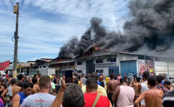Incêndio atinge galpões da Ceasa no Rio; moradores saqueiam