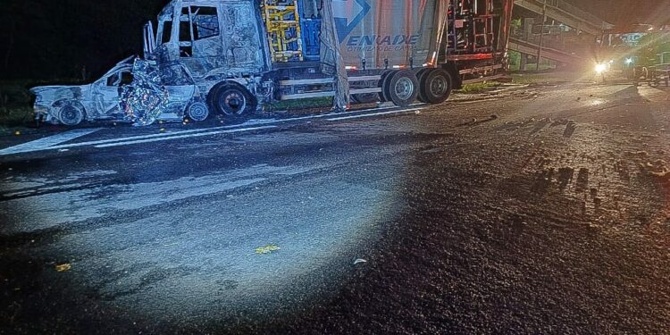 Acidente envolvendo um carro de passeio e dois caminhões deixou uma pessoa morta na SP-340 - Foto: Divulgação