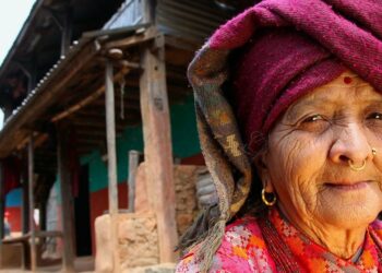 Mulher idosa na vila de Makaising, no distrito de Gorkha, Nepal. Foto Giacomo Pirozzi/Unicef