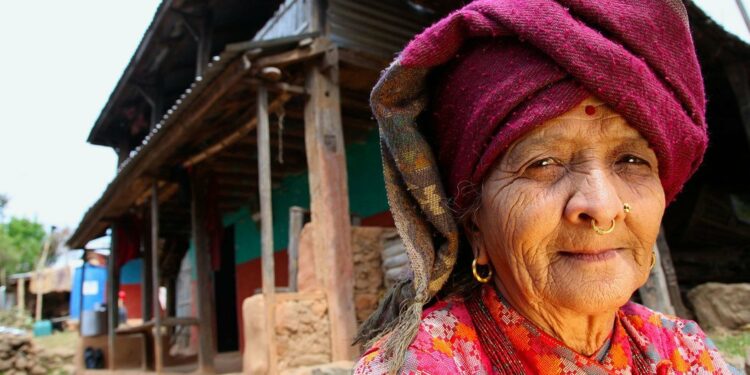 Mulher idosa na vila de Makaising, no distrito de Gorkha, Nepal. Foto Giacomo Pirozzi/Unicef