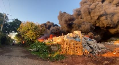 Incêndio em depósito de recicláveis gera nuvem de fumaça; não há feridos