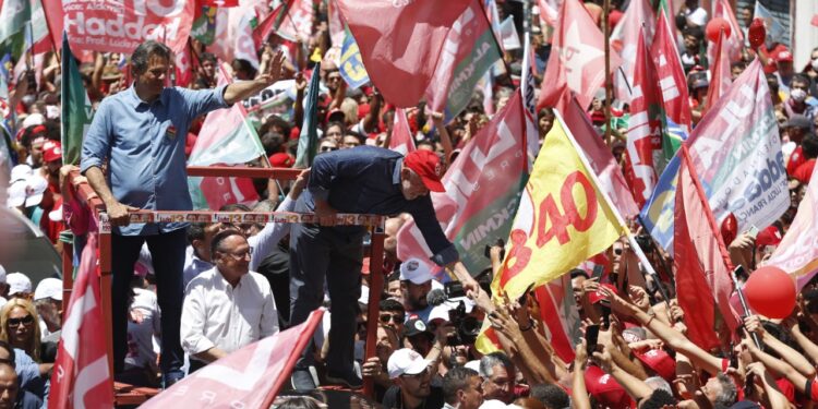 Fernando Haddad acena para apoiadores ao lado de Lula, em carro de som, em Campinas Foto: Leandro Ferreira/Hora Campinas