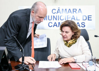 Paulo Gaspar, autor do pedido, entrega documento à presidente da Câmara, Débora Palermo Foto: Divulgação