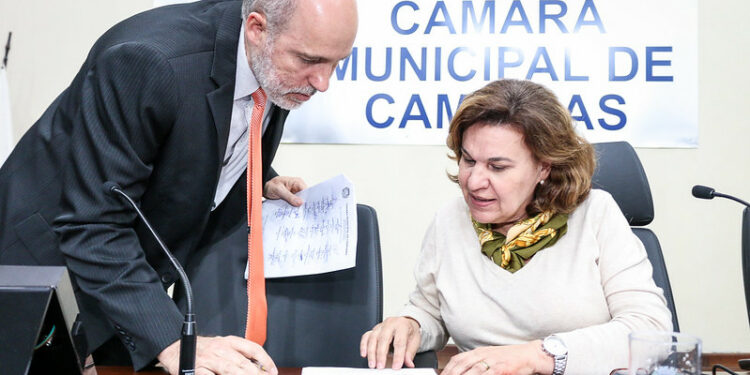 Paulo Gaspar, autor do pedido, entrega documento à presidente da Câmara, Débora Palermo Foto: Divulgação