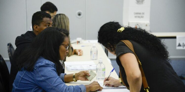 Eleitores do Rio de Janeiro votam no segundo turno no maior colégio eleitoral da capital, Expo Mag, na Cidade Nova, região central da cidade. Foto: Tomaz Silva/Agência Brasil