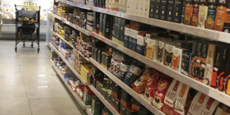 Consumidor deve ficar atento às informações nas embalagens dos produtos nas prateleiras dos supermercados Foto: Divulgação