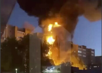 Prédio de apartamentos em chamas após o choque do avião. Foto: Reprodução
