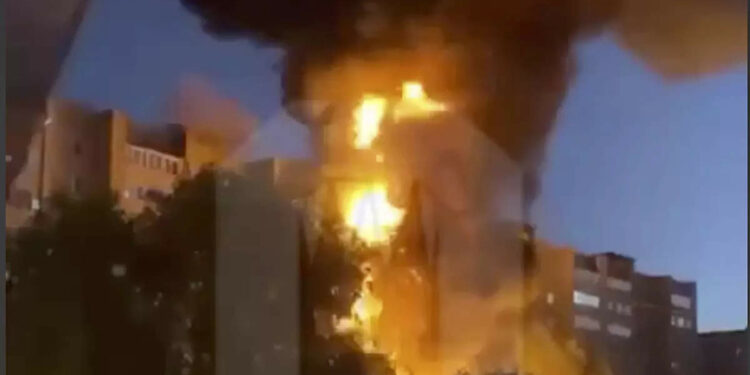 Prédio de apartamentos em chamas após o choque do avião. Foto: Reprodução