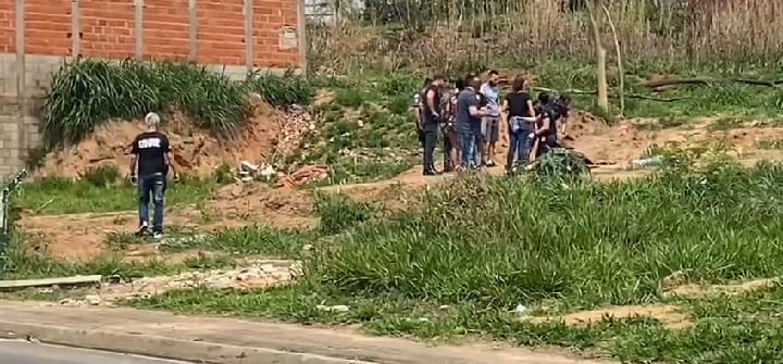 Corpo de mulher é encontrado em vala com sinais de estrangulamento