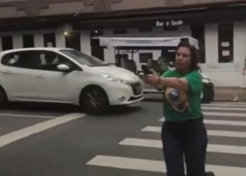 Carla Zambelli anda pela rua em São Paulo com a arma em mãos. Foto: Reprodução