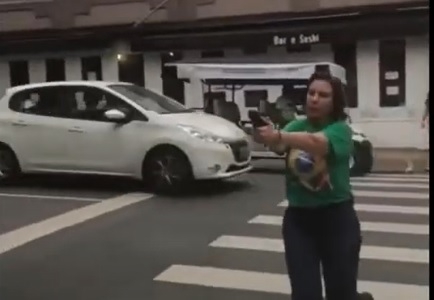 Carla Zambelli aponta arma para homem em São Paulo; veja vídeos