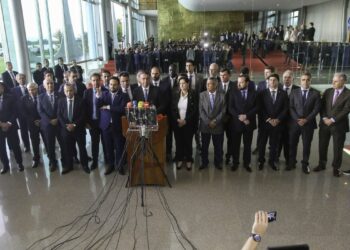 Presidente Jair Bolsonaro, acompanhado de vários ministros, fala com a imprensa no Palácio da Alvorada. Foto: Fabio Rodrigues Pozzebom/Agência Brasil