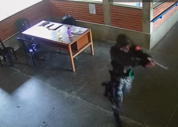 Sistema de vídeo grava o momento em que o jovem entra em escola: 4 mortes - Foto: Reprodução