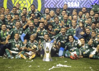 Campeões palmeirenses posam com a taça do Brasileirão 2022. Foto: Lucas Figueiredo/CBF