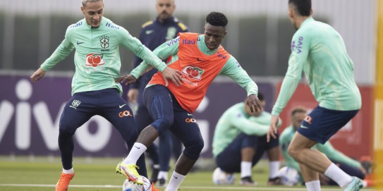 Seleção Brasileira treina com todos os jogadores em Turim