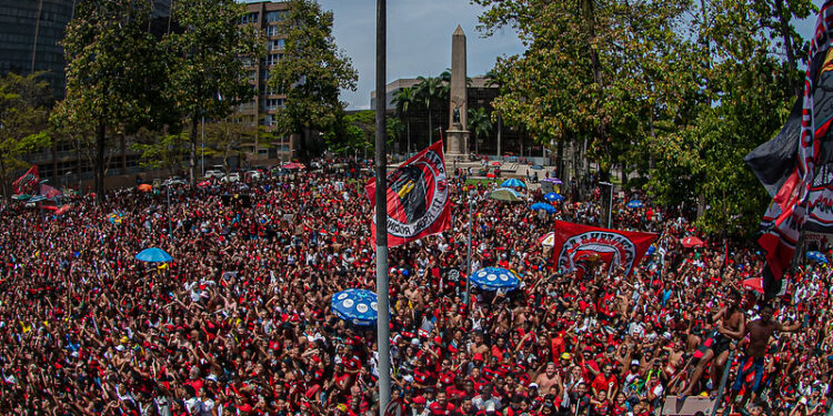 Festa do Flamengo no Rio termina com confusão entre torcedores e policiais. Fotos:  Paula Reis/Flamengo