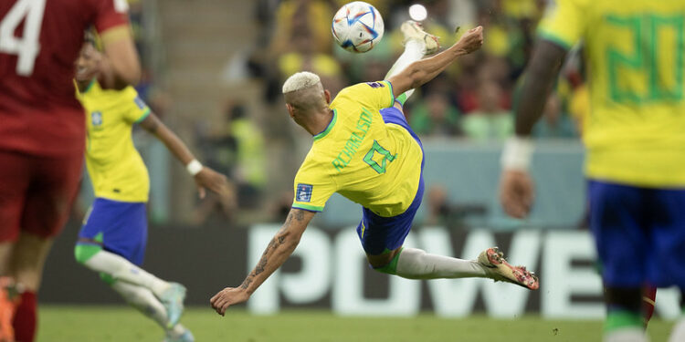 O voleio de Richarlison para marcar o segundo gol do Brasil na partida. Fotos: Lucas Figueiredo/CBF