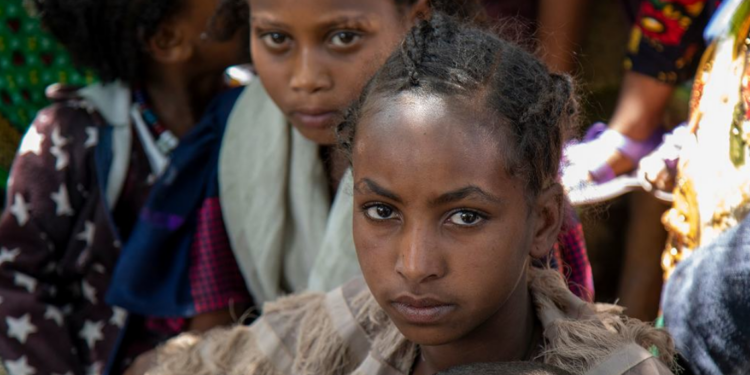 Crianças esperam pela triagem nutricional no sul de Tigray, Etiópia. Foto: UNICEF/Christine Nesbitt/ONU News
