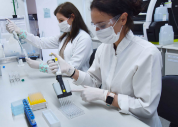 Equipe em laboratório do novo Centro de Doenças Tromboembólicas - foto: Michel Moraes/Divulgação