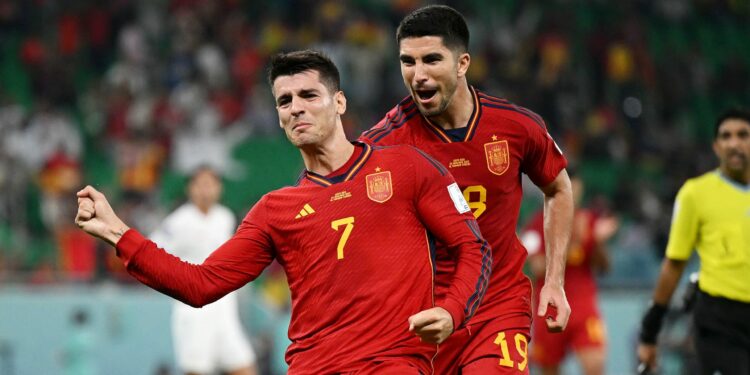 A Espanha passeou em campo contra a Costa Rica em sua estreia no Catar. Fotos: Reprodução/Twitter