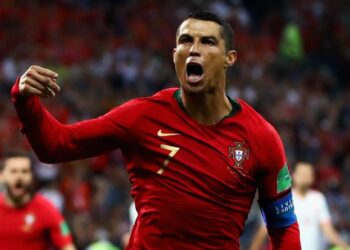 De pênalti, Cristiano Ronaldo marcou o gol que o colocou na história dos Mundiais. Fotos: Reprodução/Twitter