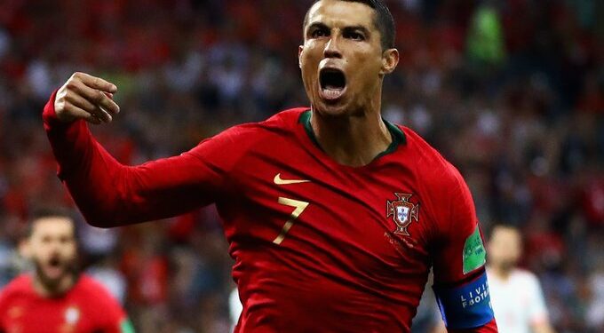 De pênalti, Cristiano Ronaldo marcou o gol que o colocou na história dos Mundiais. Fotos: Reprodução/Twitter