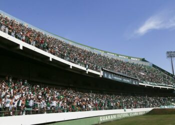 Com ingressos gratuitos, torcida bugrina comparecerá em bom número na partida deste domingo Foto: Thomaz Marostegan/Guarani FC