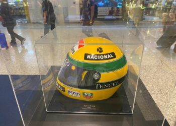 O capacete do saudoso Ayrton Senna é uma das peças da exposição, na verdade, uma relíquia do eterno ídolo brasileiro Fotos: Cínthia Pereira/Viracopos