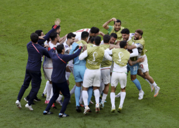 Os comandados de Carlos Queiroz insistiram e foram recompensados com dois gols nos acréscimos da etapa final: alegria persa  Foto: Reprodução/Twitter